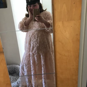 Klänning från Inwear - Säljer denna klänning som är inköpt för 1700kr, endast använd en gång. Alltså i nyskick, ej tvättad eller några skador på den. Det är en 38 men jag är 44/46 och den passar mig, så beror nog lite på hur en vill att den ska sitta! Finns i Malmö men kan skickas mot fraktkostnad. 