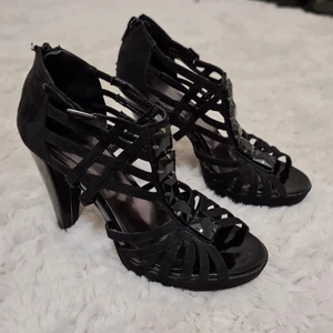 Klackskor  - Svarta klackskor i mycket bra skick. Helt nya. Strl 36-37. Säljes pga fel storlek. Priset går att diskutera. Skriv för mer info.
