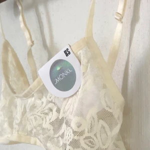 Bh - Bh i spets från Monki. Oanvänd. Storlek XS. Skicka gärna ett meddelande vid frågor!