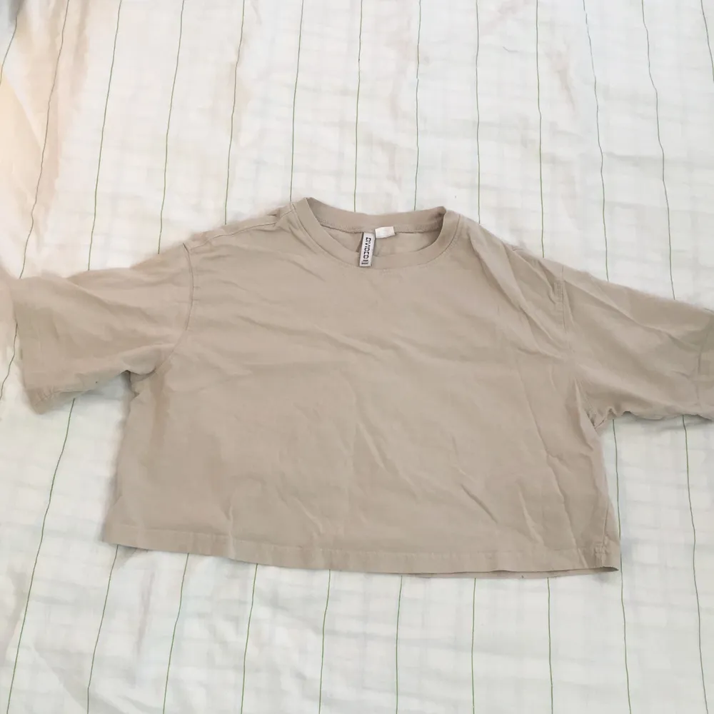 denna beiga croptop är superfin och jätteskön! Säljer pga att den aldrig riktigt kom till användning💓 denna går på 30kr + 30kr frakt! Storleken är XS men passar XXS-S💕. T-paidat.