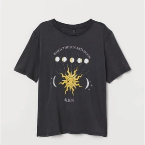 Oversized Tisha  - En mörkgrå Tisha storlek xs men lite större så skulle kunna säga att det är en s-m. 