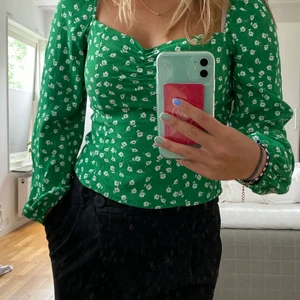 Topp från hm - Fin grön blommig topp från hm, storlek s. Använd men i väldigt bra skick💕 köpare står för frakt