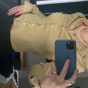 Uppknäppbar topp - Beige stretchig skjorta. Köpt secondhand och är superfin och skön. Skulle säga att den passar xs-s