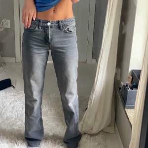 Säljer dessa super populära Sara jeans i storlek 40 eller 42 är osäker då förra ägaren klippt av lappen skriv privat om ni har frågor köp direkt för 400 kr💜💜