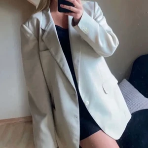 Kavaj - En lite oversized kavaj som är köpt här på Plick. Passade tyvärr inte mig. Bilderna är från före detta ägare💕