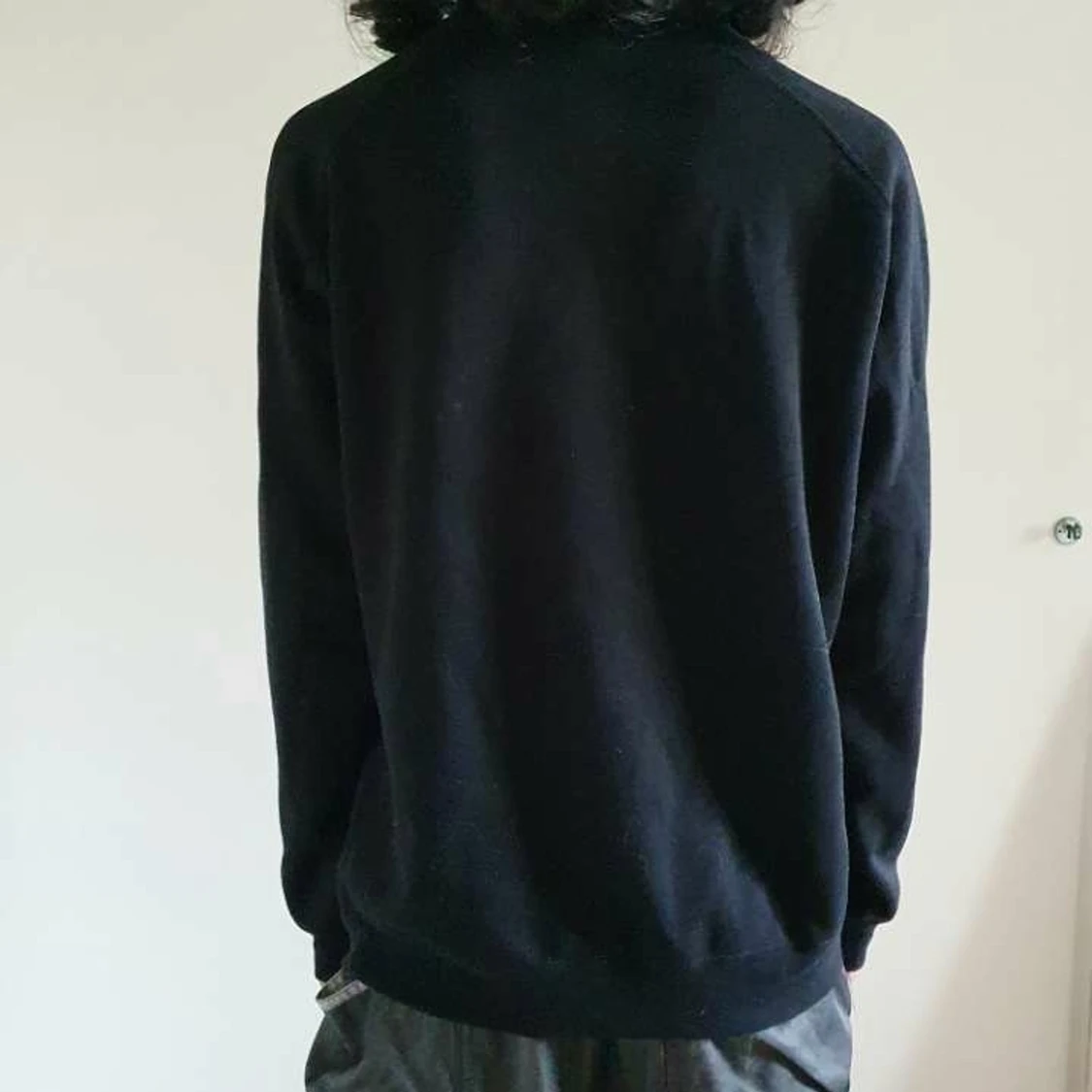 Snygg svart långärmad Uniqlo tröja  - 90