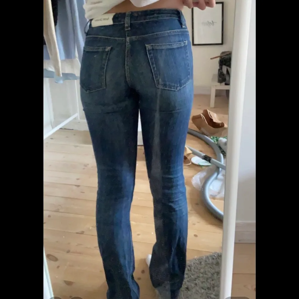 Ascoola lågmidjade jeans från Acne Studios i en snygg mörkblå färg, är 164cm och de går ner till hälen på mig! Buda 💓💓👍🏼👍🏼👍🏼. Jeans & Byxor.