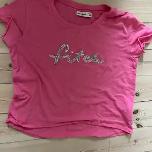 Rosa t-shirt med glittrig text. Strl S, +frakt!