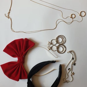 Oanvända smycken till salu! 🤯 - Jag säljer allt som är med på bilderna två diadem från h&m, den svarta och röda. Ett par öronhängen i silver/guld ifrån ginatricot. Ett gulligt armband med diverse berlocker och mitt långa dubbel halsband med två fina ringar! De har lite olika priser men kan sälja av alltihopa för 100kr! Annars kostar de olika mycket ☺️ 