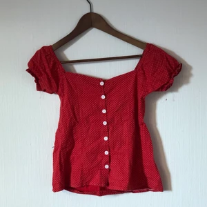 Topp - Röd topp med prickar. Storlek XS/S. Pris kan diskuteras! 