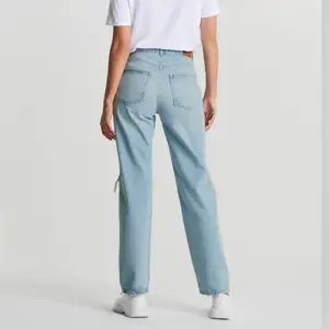 Säljer dessa High waisted ripped jeans från Gina i storlek 32! Dom är knappt använda🤍