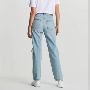 Ginatricot High Waits jeans  - Säljer dessa High waisted ripped jeans från Gina i storlek 32! Dom är knappt använda🤍