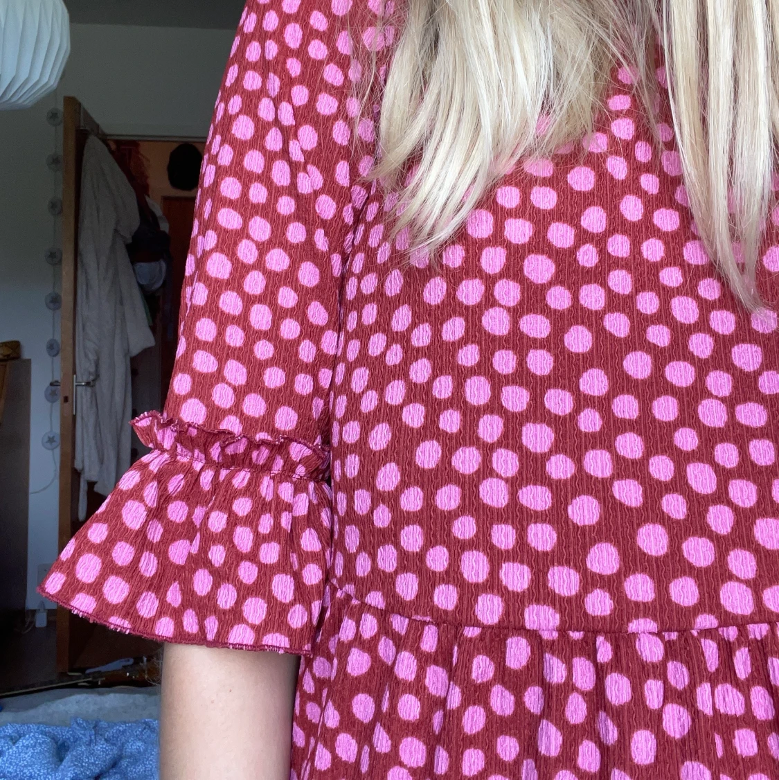 Rödprickig klänning - 91