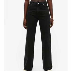 Yoko jeans - Säljer mina svarta Yoko Jeans från Monki i storlek 30. Använda ett fåtal gånger och är i väldigt bra skick. Säljer då dom är för stora för mig:-( köpta för 400 säljer för 200!