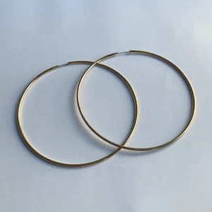 Guldfärgade hoop örhängen  - Stora guldiga hoops! Bra kvalitet, använda 1 gång. (Skickas helt nytvättade) betalning sker över swish (köparen står för frakt)