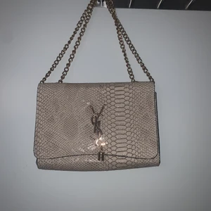 Saint Laurent väska (ysl) - Säljer min saint laurent väska för den kommer inte till andvändning, man kan ha den på olika sätt, väldigt fin och cool väska🥰PRIS KAN DISKUTERAS🥰 