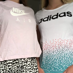 Adidas/ Nike tränings kläder  - Detta är två tränings T-shirts ena är Nike o andra Adidas😝 den rosa är 13-15år och den andra 11-12år, men vi har XS-M o båda funkar för oss men vi skulle säga att båda är typ S förutom att den vita är tightare i armar o kroppsformen. Det är 100 kr styck om man inte köper båda för då blir det 180kr 🤩👍🏻 kom privat för mer bilder o info👍🏻 dom är andvända relativt  mycket men inte överdrivet:) märket är fint o ingen fläck som nt går bort på någon av dem. Frakten är 45 om man nt vill ha spårbart = 66kr