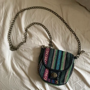 färgglad axelbandsväska - supersöt liten väska som tyvärr ej kommer till användning. rymligare än man tror! 