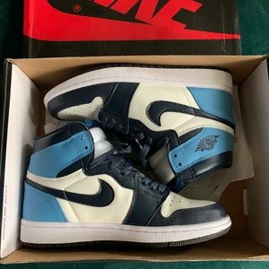 Air Jordan 1 High Obsidian - Air Jordan 1 Obsidian High. Storlek 40. Nyskick. Buda gärna privat! 🤍🤍🤍 