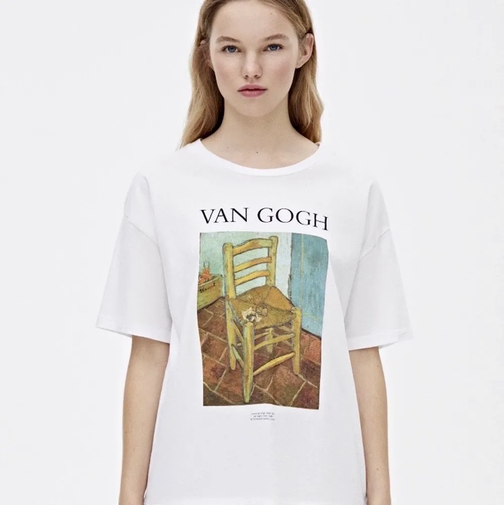Första bilden är lånad! En jättefin Van Gogh tröja köpt från Pull&Bear! Det står att den är M men sitter lite större vid ärmarna osv! Säljer den för att den inte kommer till användning längre! Original pris: 159kr . T-shirts.