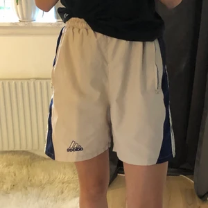 Vintage ADIDAS shorts - As balla VINTAGE adidas shorts i beige och blått😇 Storlek M men jag på bilden har vanligtvis storlek S !!! 150 kr, om många är intresserade blir det budgivning😊