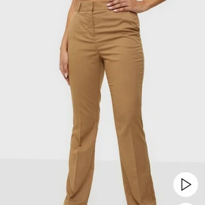 Kostymbyxor  - Kostymbyxor från sisters point. Använda endast en gång. Köpta för 400 o säljer de för 150