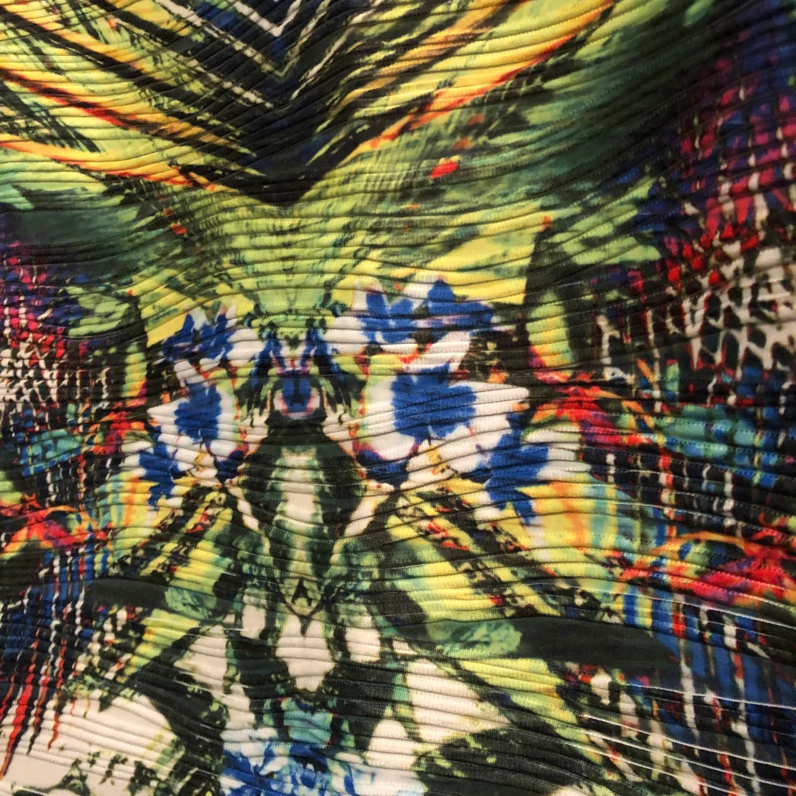 Figurklänning med vackert mönster st. L - 91