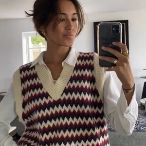 Stickad väst  - Superfint stickad väst perfekt nu till hösten. Använd fåtal gånger i storlek s. Säljer för 200 kr + frakt 66 kr. 