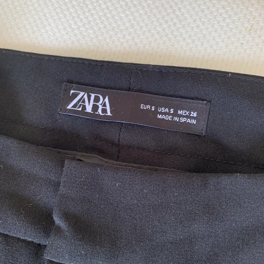Svarta vida kostymbyxor från Zara, strl S. Använda men i fint skick. 50kr Frakt tillkommer. Jeans & Byxor.