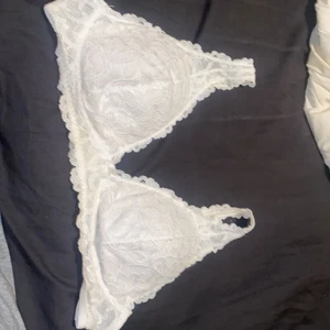 Spets bh - En super gullig spets bh utan bygel från Gina i Strl L, men passar även M. Köpt för 249kr💗 (oanvänd såklart) säljer för 90kr om vi möts och jag överlämnar den till dig, eller för 150kr och då ingår frakten på 66kr💗