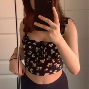 Superfin topp - Oanvänd topp ifrån shein i storlek S, säljer då den tyvärr inte kommer till användning. Kan mötas upp i karlshamn eller fraktas. Köparen står för frakten.