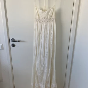 Underbar vit långklänning  - Så himla fin, passar tyvärr inte mig längre. Använd 1 gång, storlek 36.