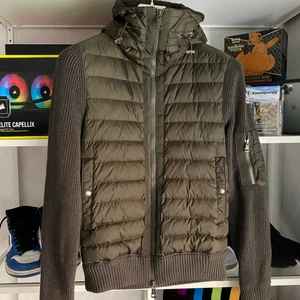Moncler Cardigan Khaki - Köpt 2020, 9/10 skick.
