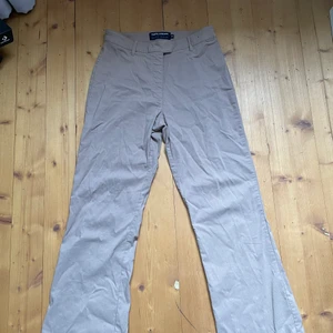 Beiga kostymbyxor  - Fina beiga bootcut/straight leg kostymbyxor. Passar en xs och s, köparen står för frakt💕