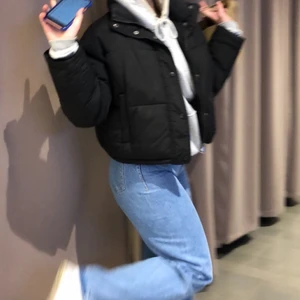 NAKD jacka - Supersnygg jacka från NAKD. Köpt förra vintern så knappt använd. TYVÄRR blivit för liten för mig men är ändå ganska rymlig för att vara en 36. Har i vanliga fall 38 men kunde bära den med tjocktröja under också. Så skulle säga 36/38 i storlek. Inga defekter. Köpt för 800kr. Bud från 200. Köp direkt 400kr☺️