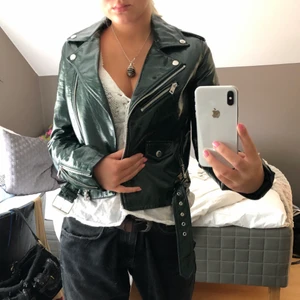 Grön skinnjacka  - Sjukt cool jacka som passar enormt bra till hösten🍂🍂