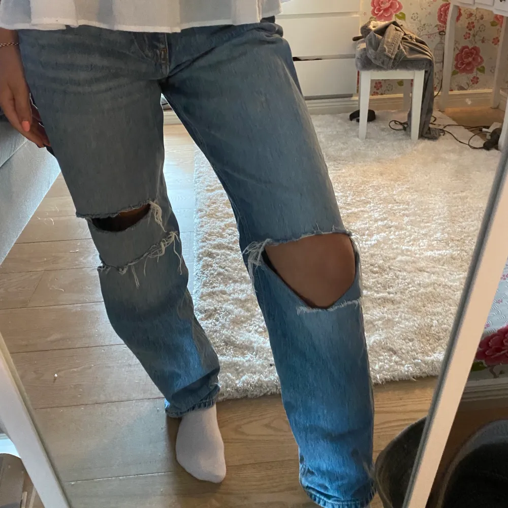 Säljer dessa coola jeans från ginatricot, superfin tvätt och slitningar på knäna, passar superbra till hösten och var jättefin passform 💕 kom privat för mer bilder eller frågor😝 jag har vanligtvis 36 i jeans. Jeans & Byxor.