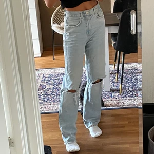Jeans med hål - Ginas trendiga 90s jeans! I bra skick:) Jag betalar 20 kr av frakten!