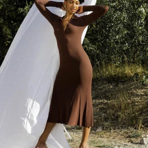 SÖKER ADOORE STORLEK 36 - Söker den här klänningen från Adoore i storlek 36