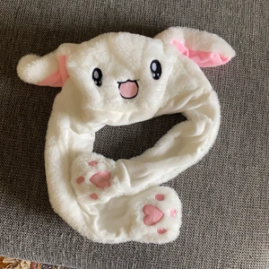 SUPERSÖT KANINMÖSSA - Pga över 30 meddelanden och stress så lägger jag ut denna igen, fast denna gång med budgivning. Jättesöt och endast använd ett fåtal gånger. Fullt fungerande resande öron när kan klämmer på tassarna.