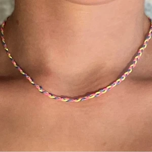 Flätat halsband - Helt nya, Finns i färgerna: rosa, blå, svart och gul. Vi tar endast swishbetslningar.