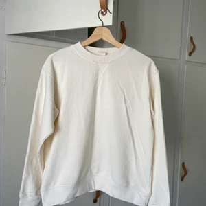 Naturvit sweatshirt - Naturvit/beige sweatshirt ifrån hm. I nyskick! 