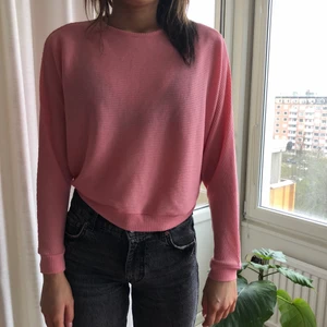 Rosa tröja med öppen rygg - Rosa tröja med öppen rygg detalj.