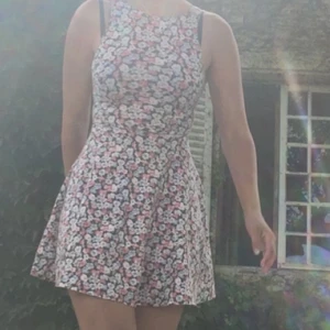 Blommig klänning - En galet söt klänning med detaljer bak från hollister. Köpte den på second hand för 3-4 år sen och har varit en favorit länge. Säljer för den tyvärr har blivit för liten nu:/ trotts att den används ofta är den i extremt bra skick💕 köparen står för frakten💕