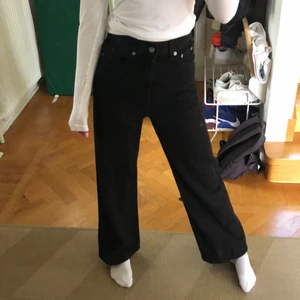 High loose  black Levis  - Mina super coola svarta high loose jeans ifrån Levis är nu till salu då dom aldrig har kommit till användning för mig, jeansen är alltså oanvända. Jeansens storlek är 24. Jag är 163 cm och jeansen går ner till mina fötter. Skriv privat om ni är intresserade, bara att säga till ifall privat ifall det önskas mer bilder på jeansen💛💛💛
