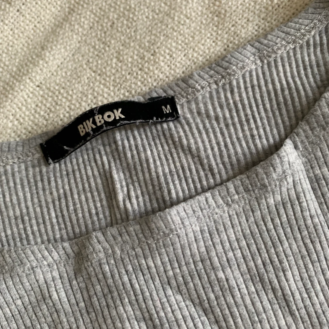 Grå ribbad klänning - 90