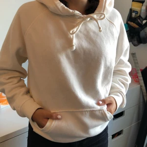 cream vit hoddie från bik bok - runt ett år gammal, välanvänd och i bra skick.
