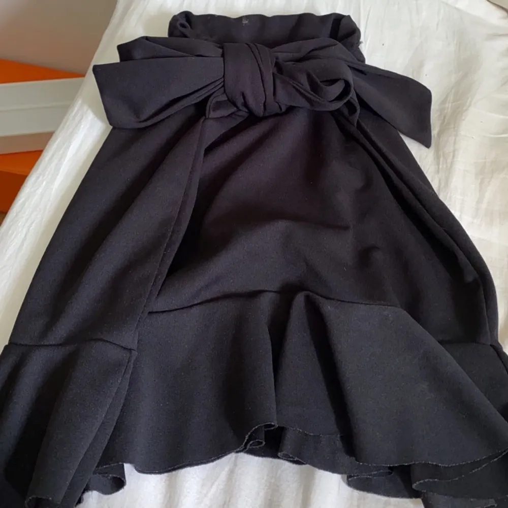 Super gullig svart kjol med knytning där bak från boohoo i strl L. Skulle säga att den passar M-XL också. Nypris är 199kr 💗. Kjolar.