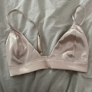 Satin bralette  - Säljer denna bralette i satin för att den har blivit för liten. 💕 Säljer för 20kr + frakt