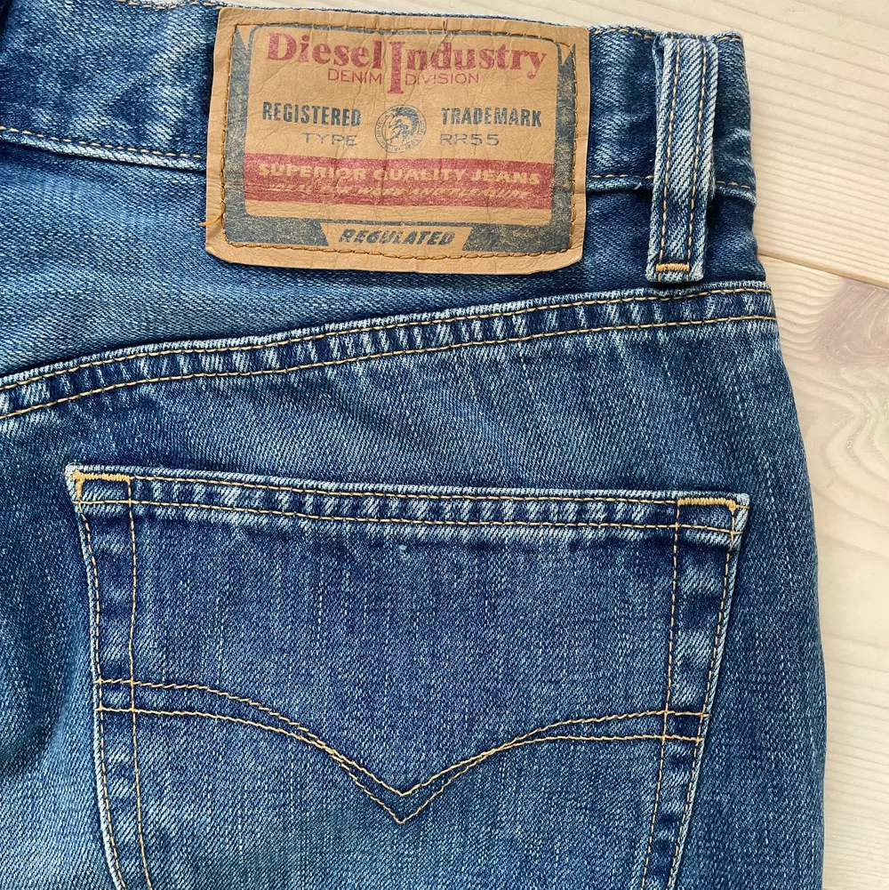 Ett par snygga mid waiste disel jeans köpta secondhand, så dom är i använt skick. Påminner om Levis 501:or i passform och material. (Frakt tillkommer).. Jeans & Byxor.